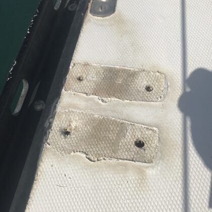 Klampe Backbord vorne hat sich gehoben- 