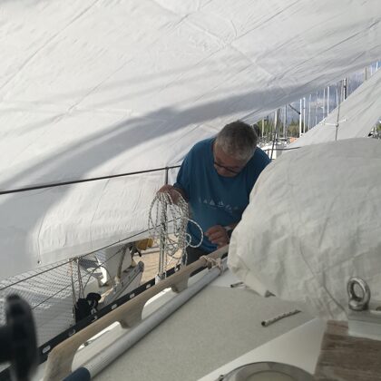 Boot mit Planen abdecken