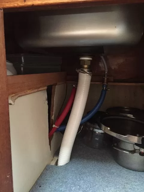 Neuer Abflussschlauch Pantry