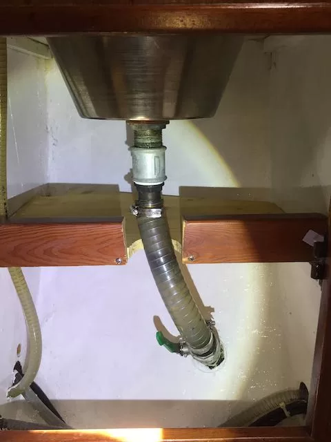 Nasszelle - unter dem Waschbecken neu gestrichen