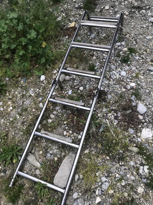 Badeleiter polieren, eine neue Trittstufe montieren