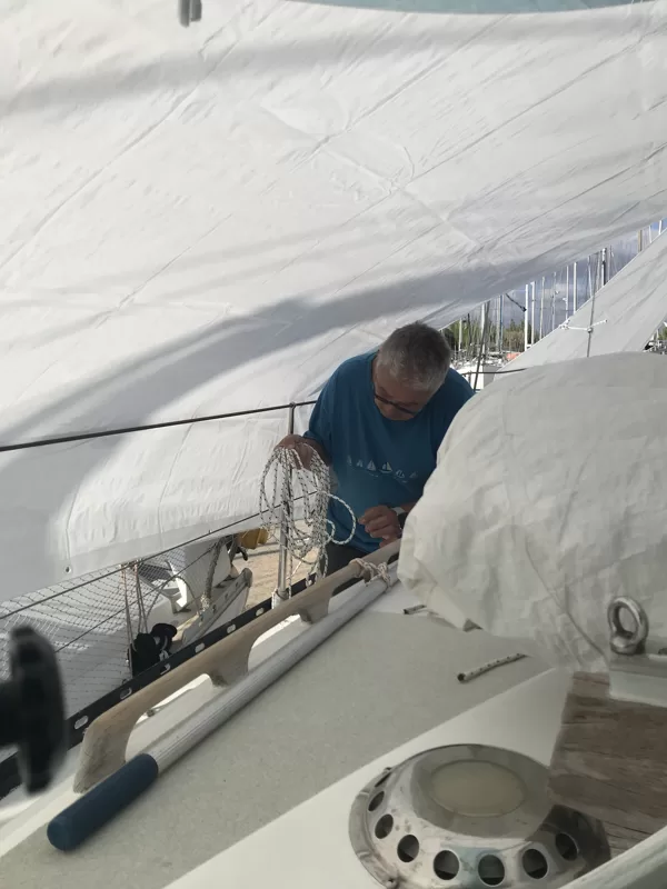 Boot mit Planen abdecken